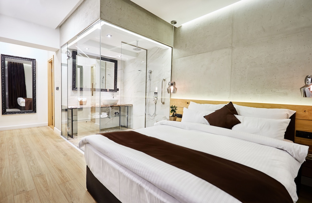 One Luxury Suites 17/72