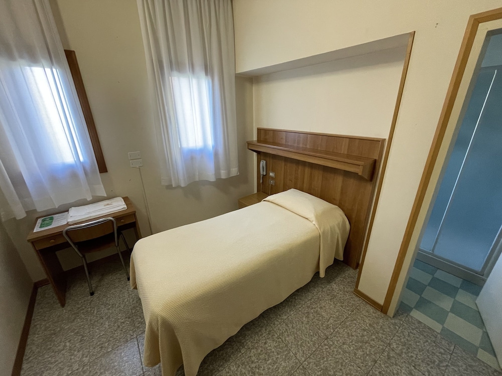 ROOM, SINGLE