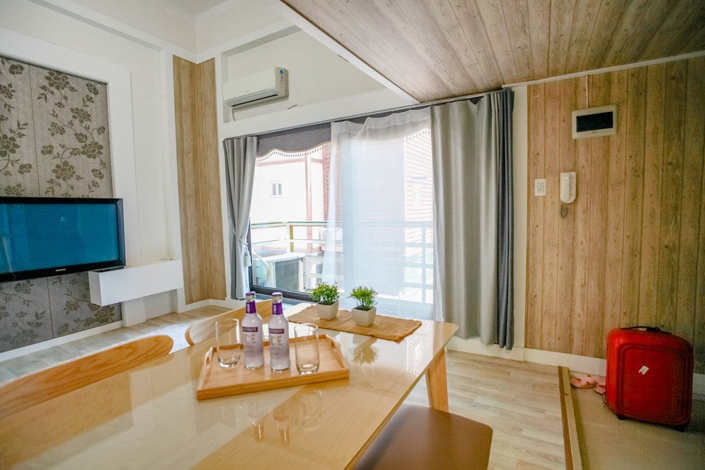 Tongyeong Pungcha Maeul Iris Pension 35/50