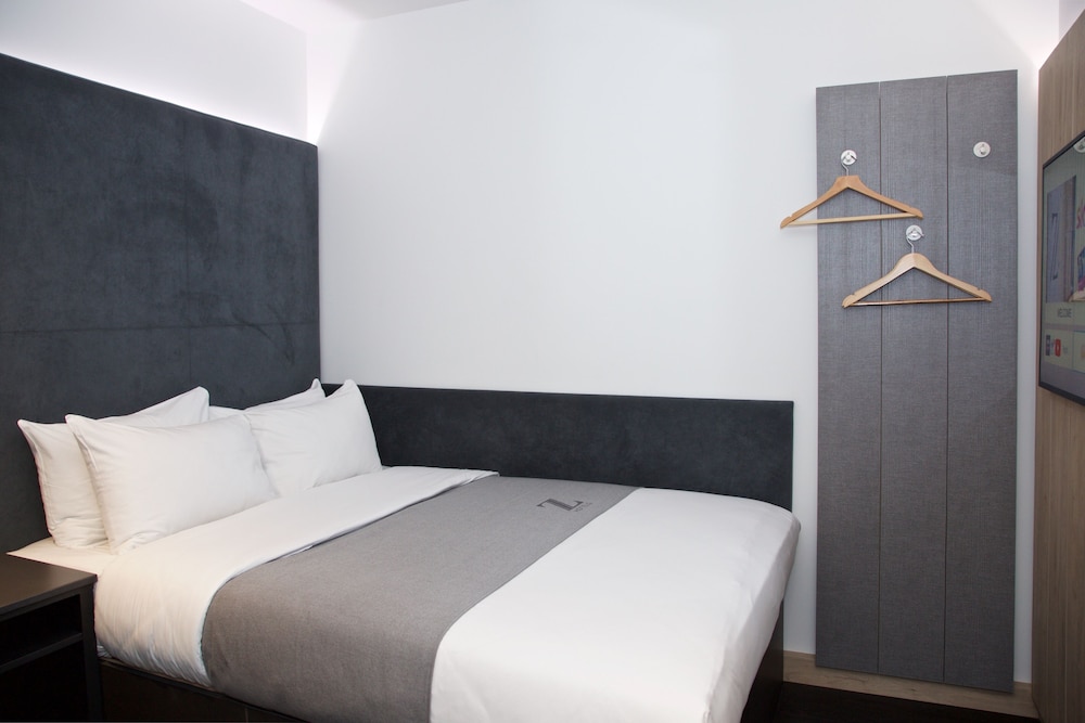 Room, Queen Bed, No Window, Accessible