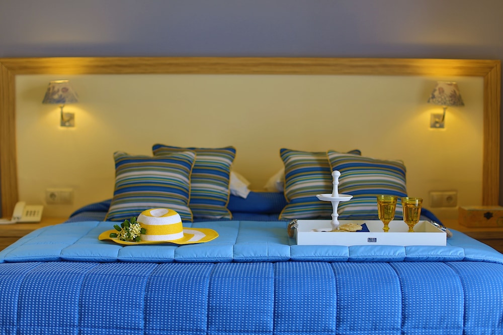 Dolphin Bay Seaside Resort & Suites 50/74