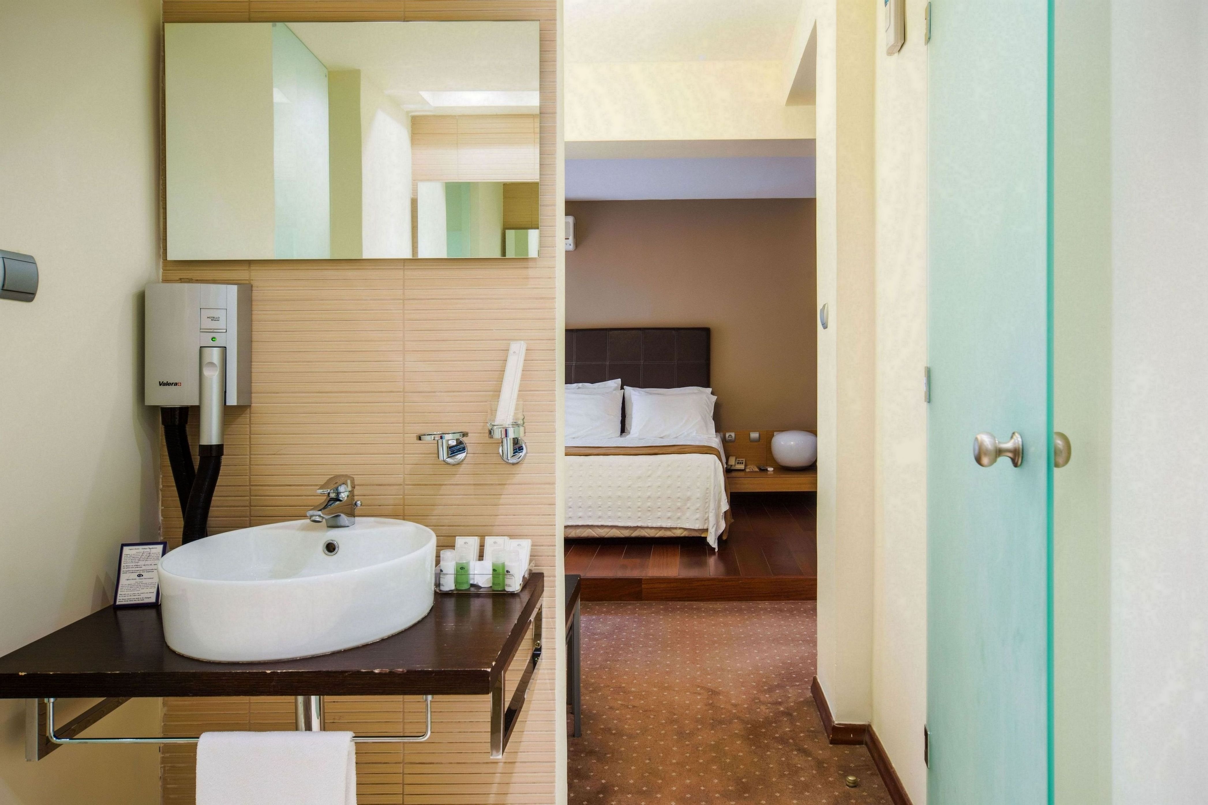 جناح جونيور، Capsis Hotel Thessaloniki 3/4