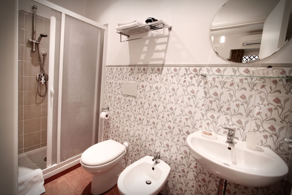ROOM, SINGLE
