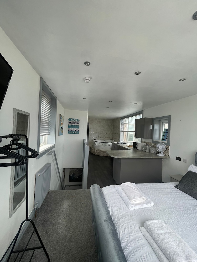 OYO Shore Surf Lodge 10/50