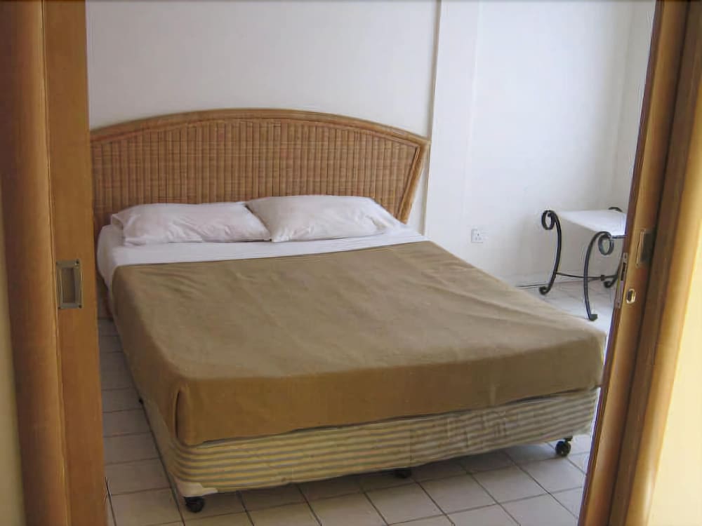 3 BEDROOMS, APARTMENT