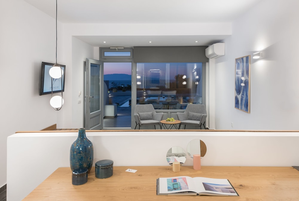 Volcanic Arc Santorini Suites 38/59