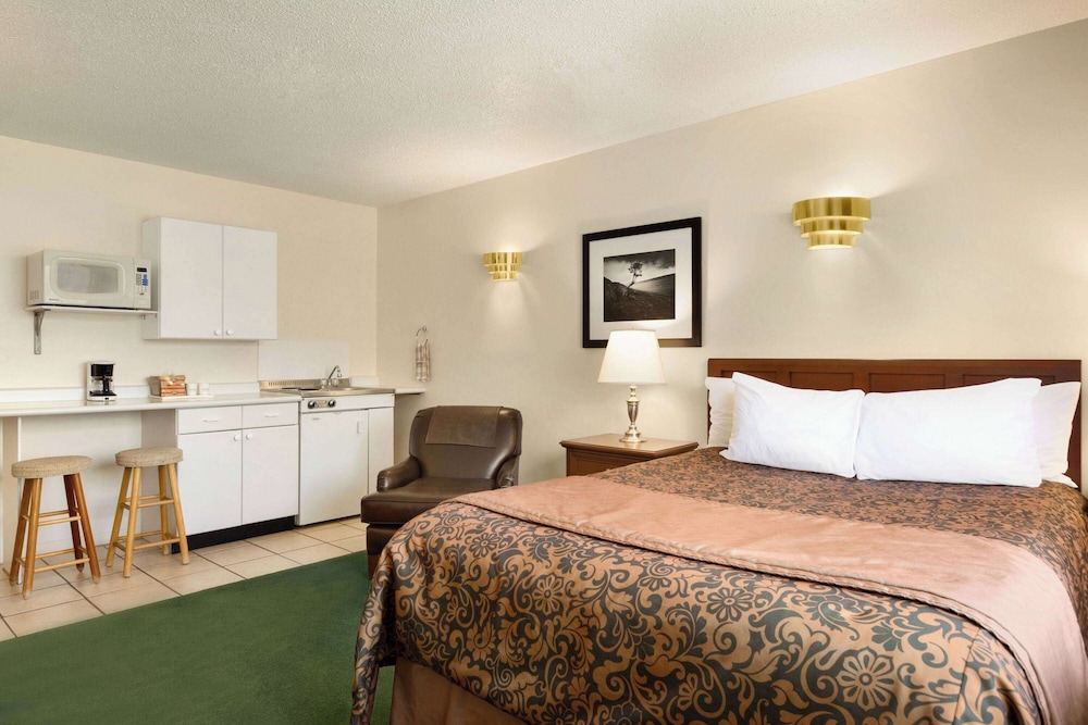 Travelodge By Wyndham Simcoe 13/50