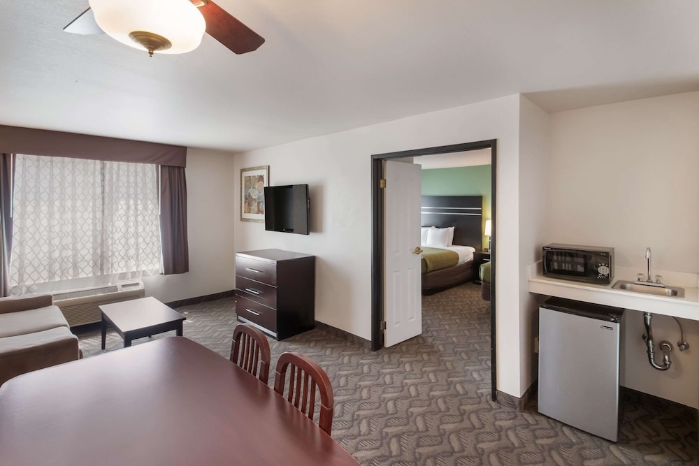 Quality Inn and Suites Airport West 36/57