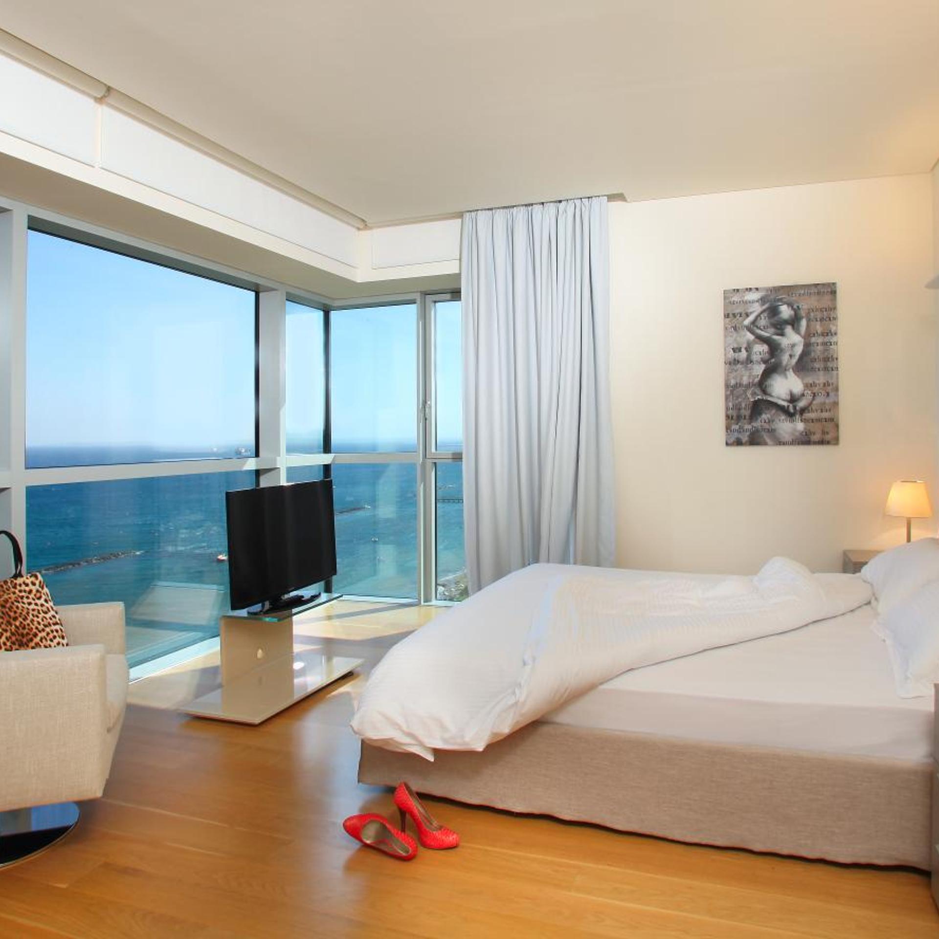 3 Bedrooms, Suite