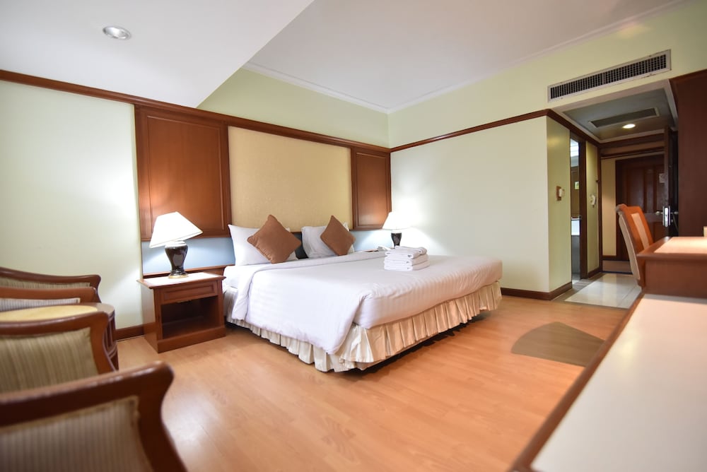Asian Hotel Hatyai 10/72