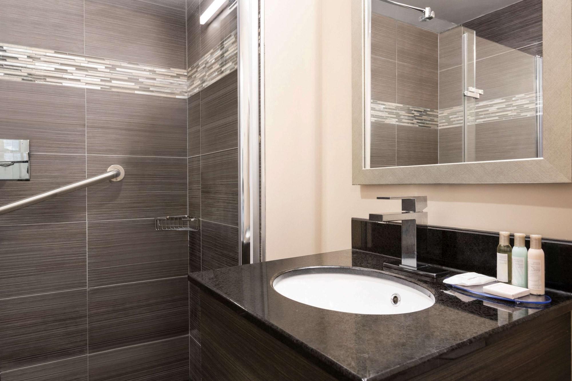 Room, 2 Double Beds, Ramada Plaza By Wyndham Montreal 3/3