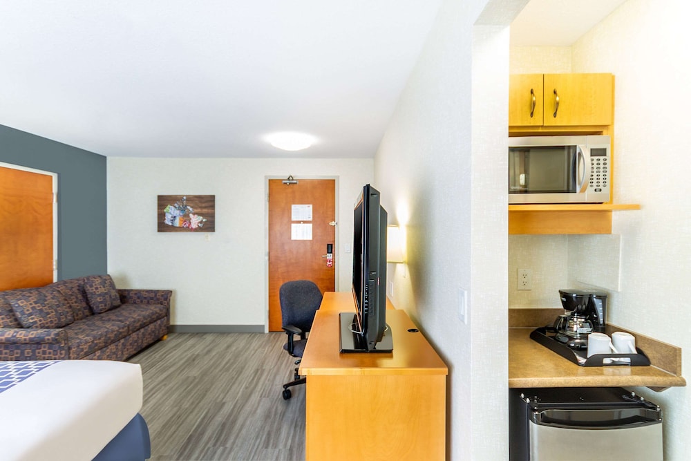 Econo Lodge Inn & Suites Calgary - University 25/32