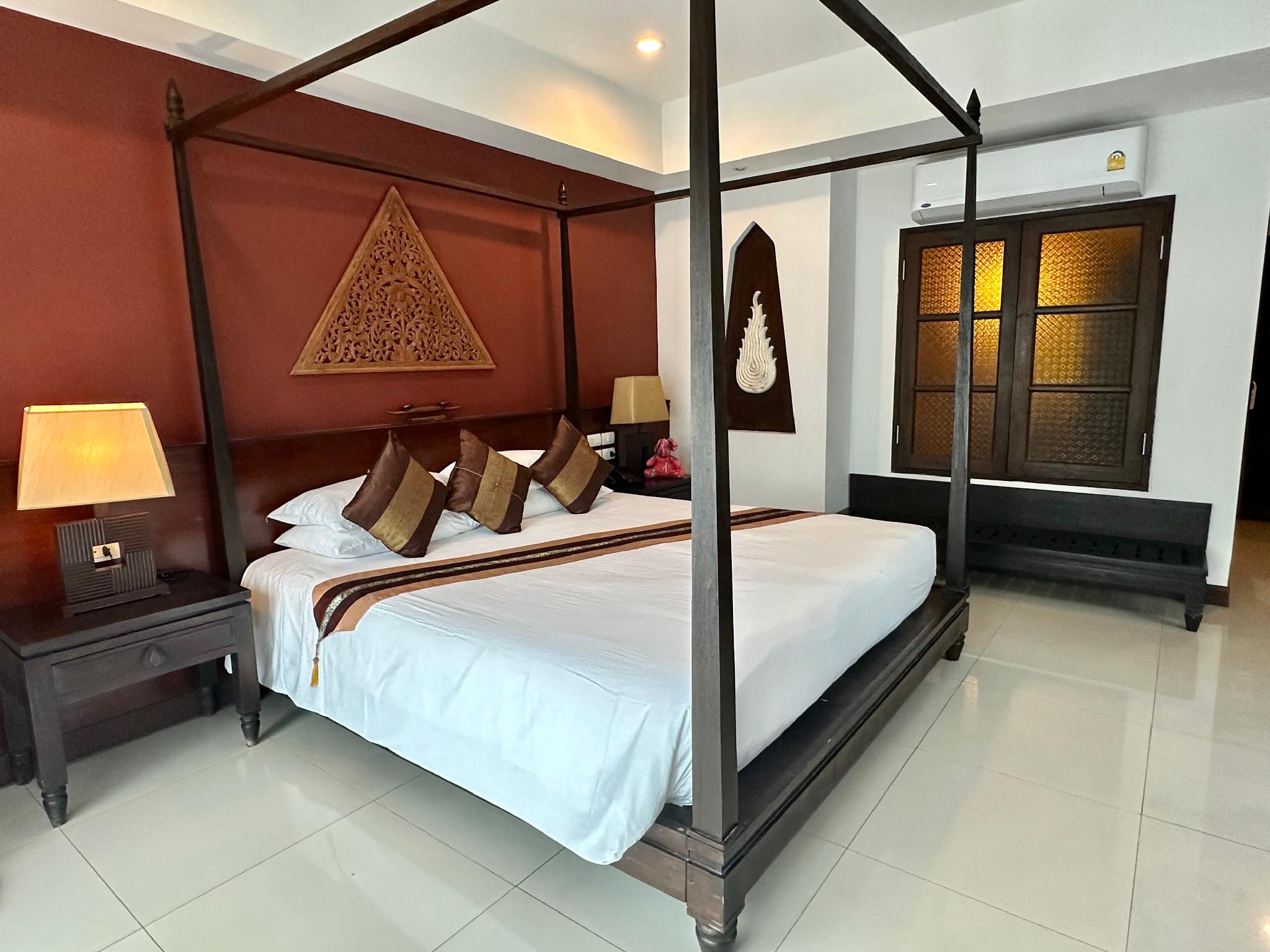 Grand, Deluxe, King Bed, Pool Access
