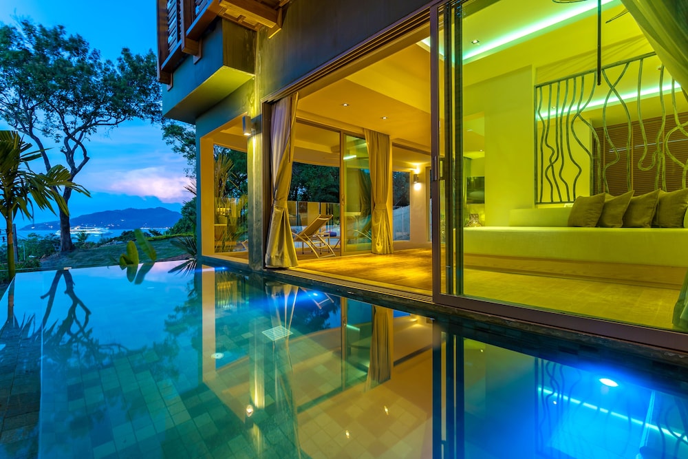 Crest Resort and Pool Villas 28/50