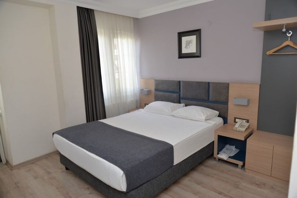 ROOM, SINGLE