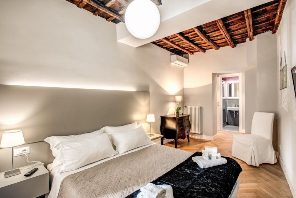 Trevi Fountain Superior 3 bdr apartment 8/49