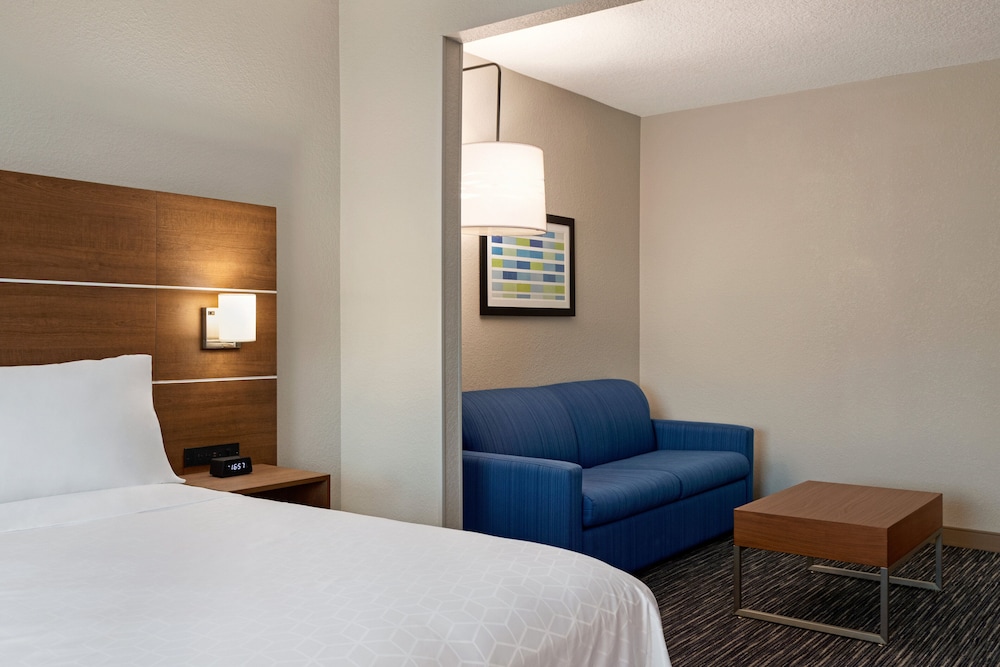 Holiday Inn Express & Suites Pembroke Pines-Sheridan St 25/54