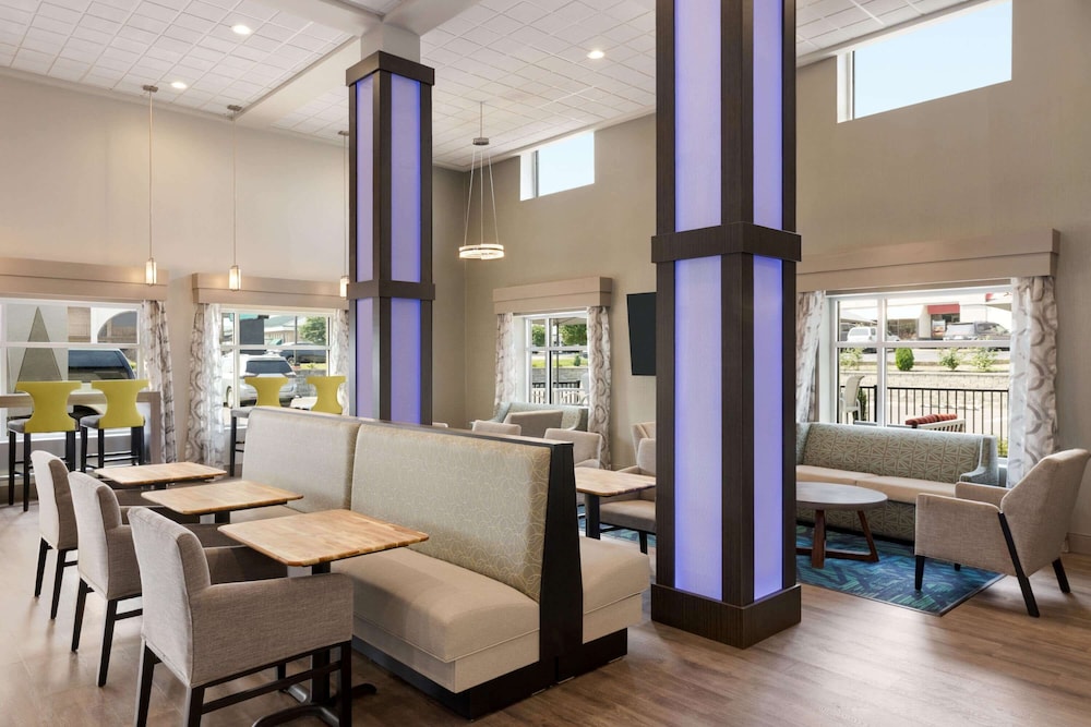 Days Inn & Suites by Wyndham Bowling Green 27/46