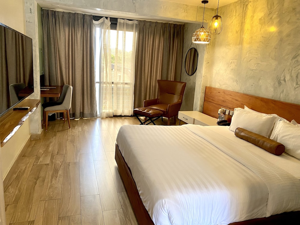 DELUXE, DOUBLE BED