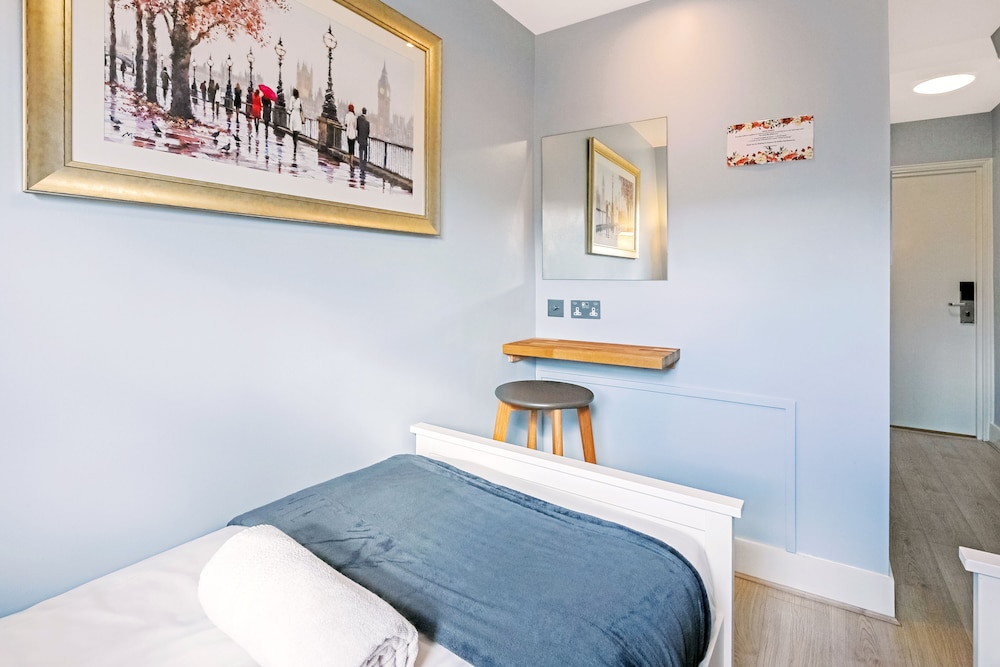 ROOM, TWIN BEDS