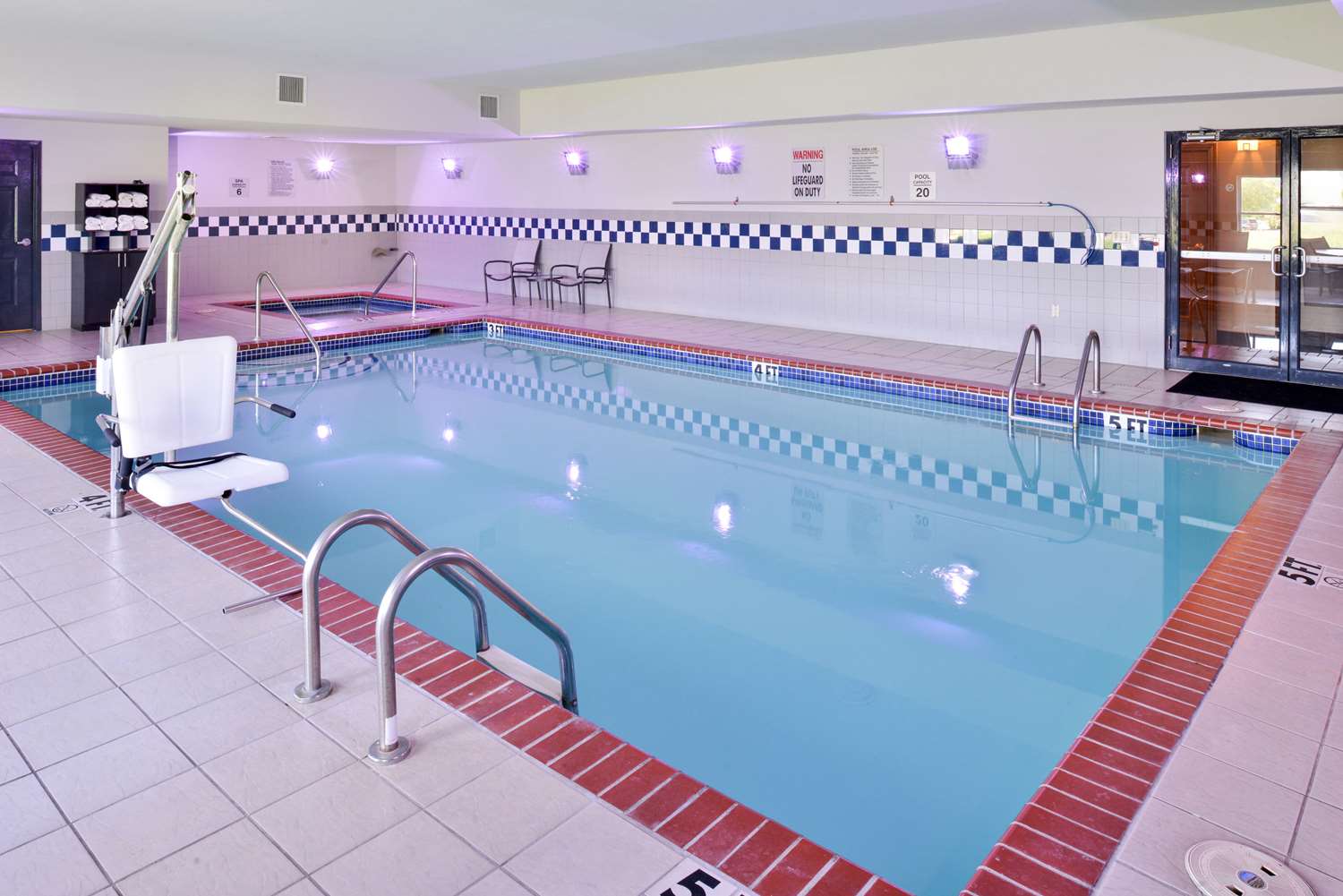 Comfort Inn & Suites Fayetteville-University Area 15/35