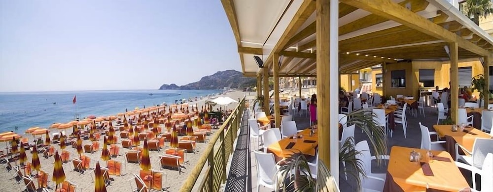 Maniel Beach Hotel 8/43