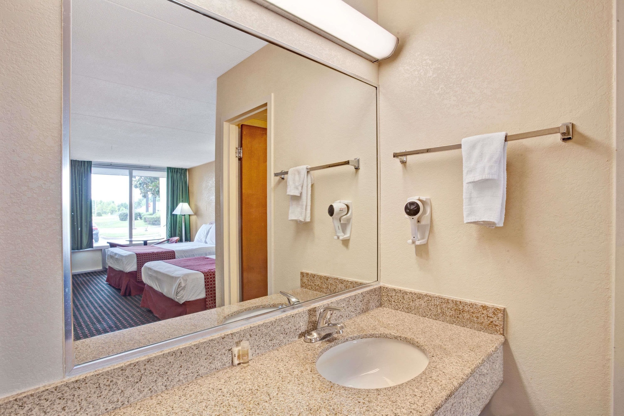 غرفة قياسية بسرير كوين، Days Inn by Wyndham Clarksville TN 3/4