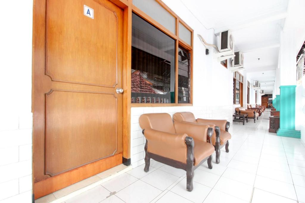 Reddoorz Plus Near Alun Alun Selatan 6/42