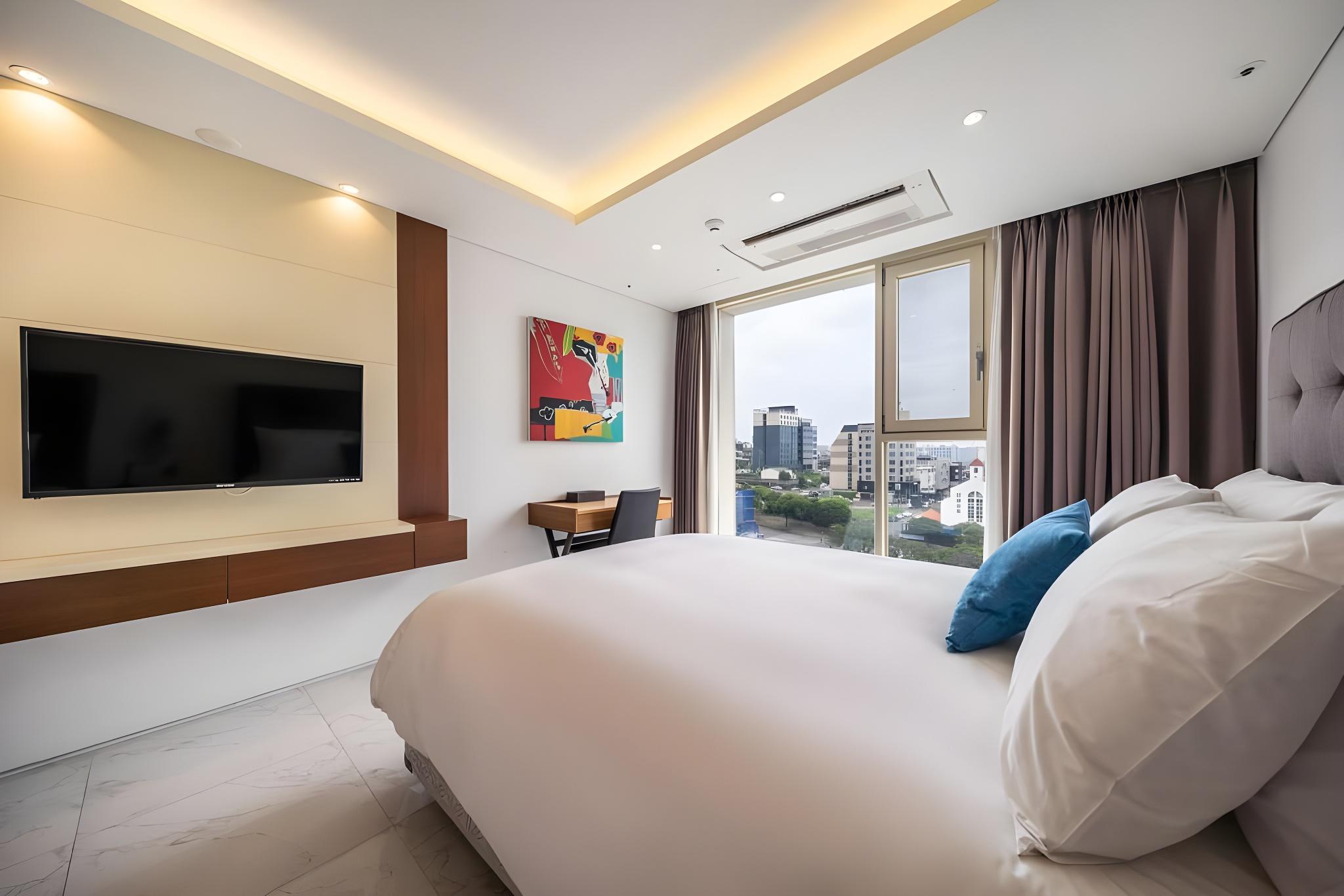 Superior, 1 Double and 1 Single Bed, City View