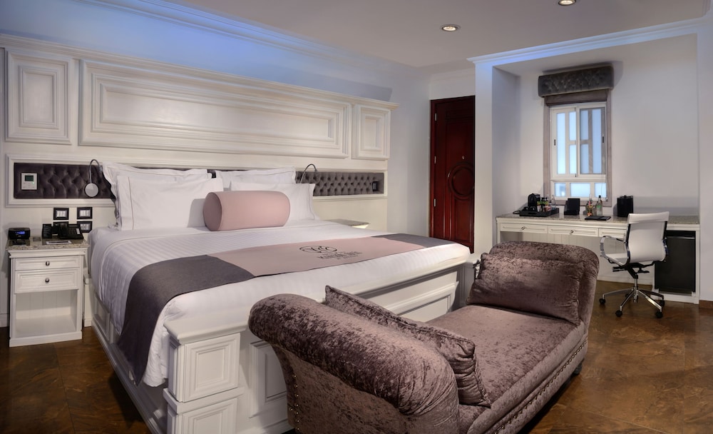 JUNIOR SUITE, KING BED