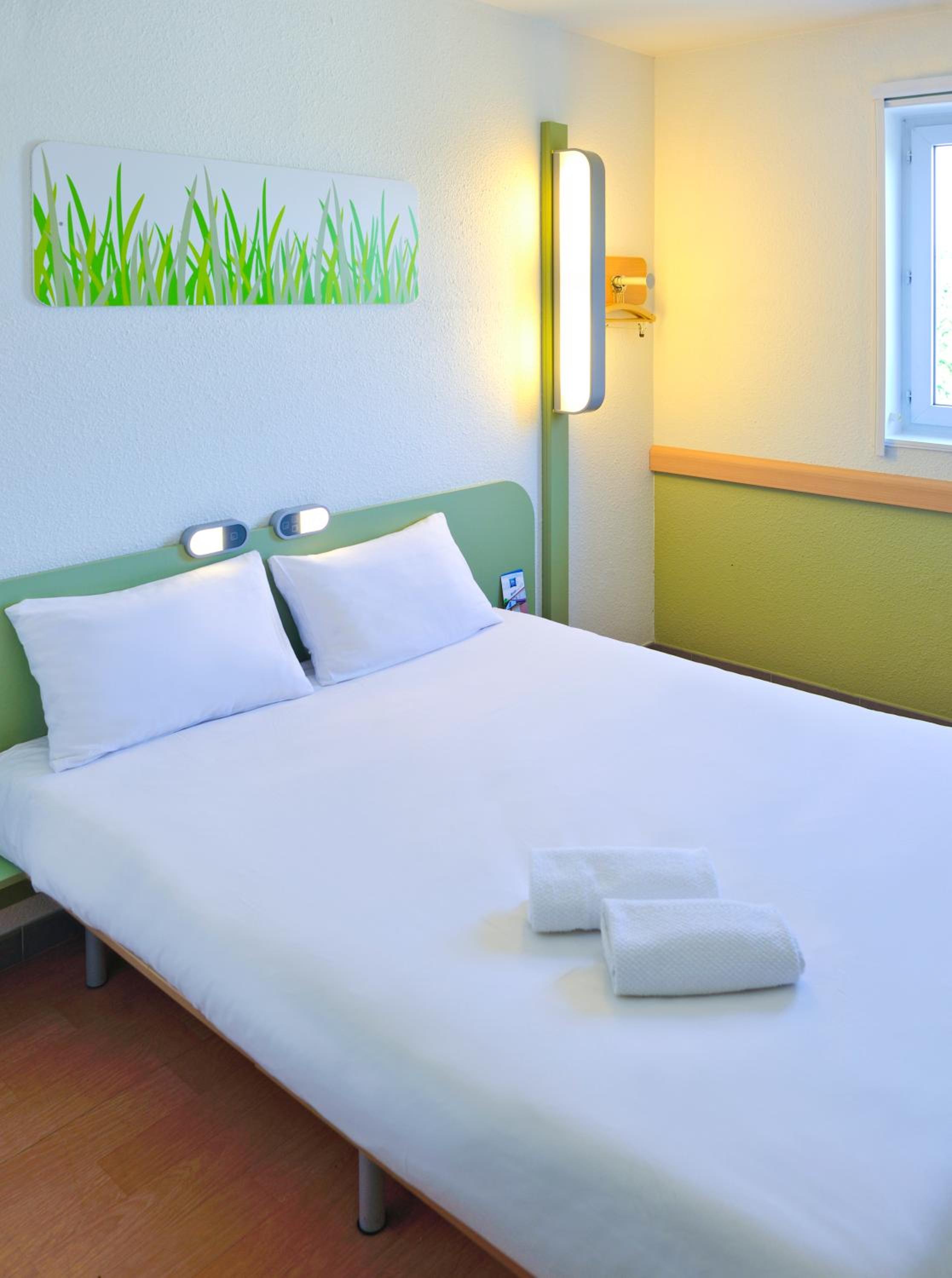 ROOM, DOUBLE BED