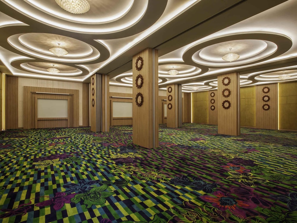 IBIS STYLES CIKARANG 31/35