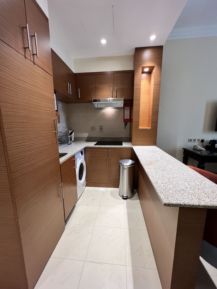City Seasons Suites Dubai 28/60