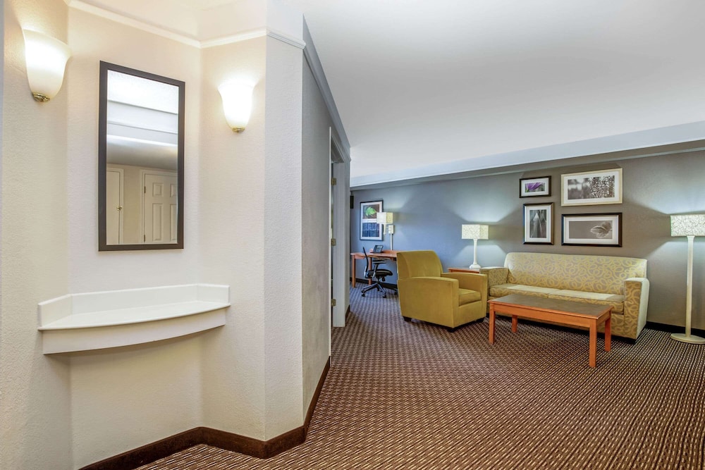 La Quinta Inn And Suites By Wyndham Tucson Airport 26/47