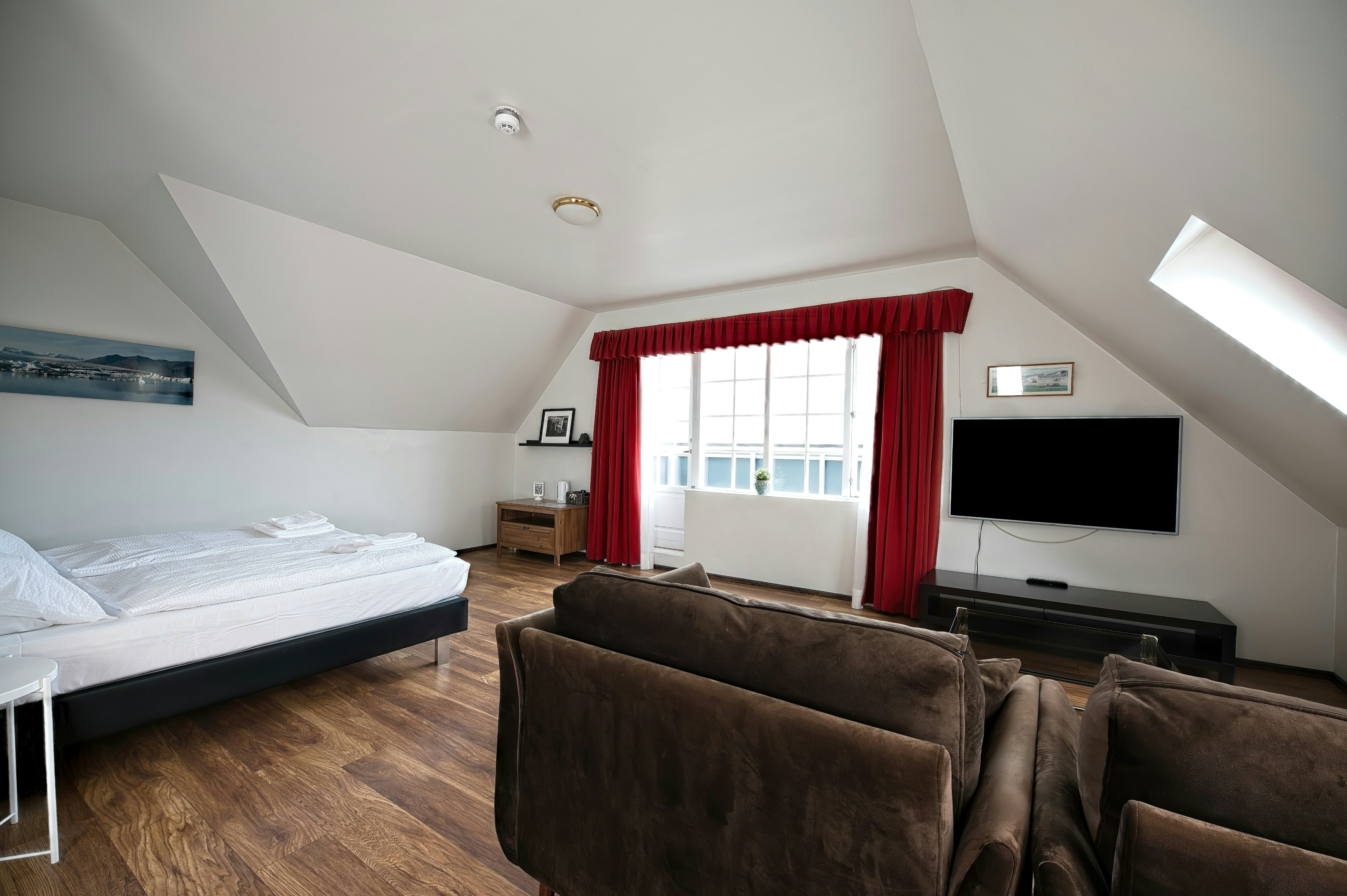 Deluxe, Suite, King Bed, Laxnes Hotel 3/4