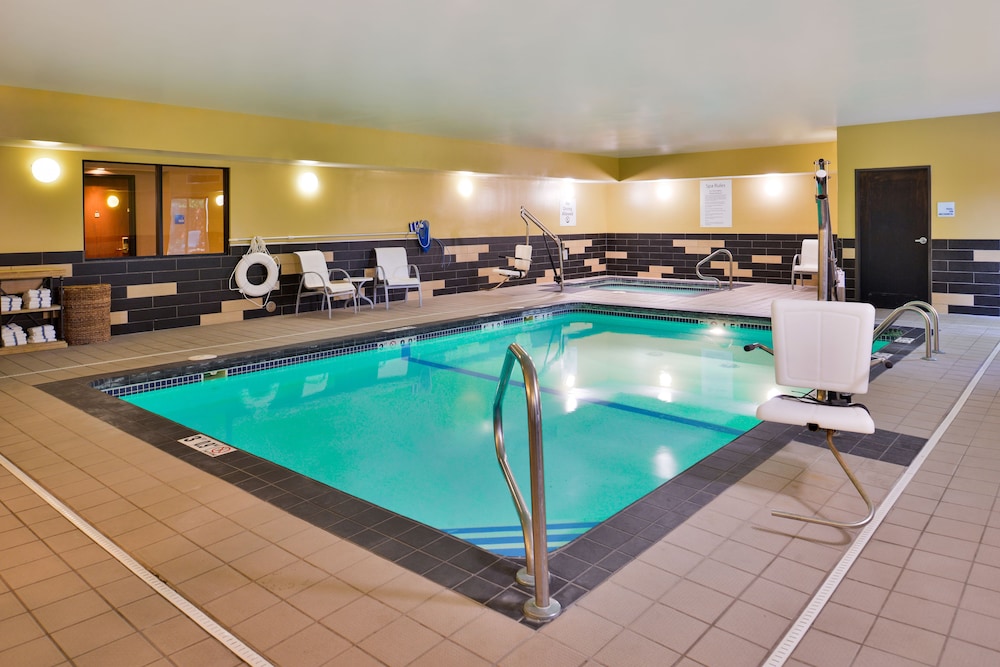 Holiday Inn Express Hotel and Suites Topeka West I-70 Wanamaker 36/62