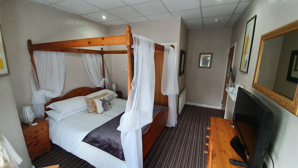 Four Poster, Double Bed, Sofa