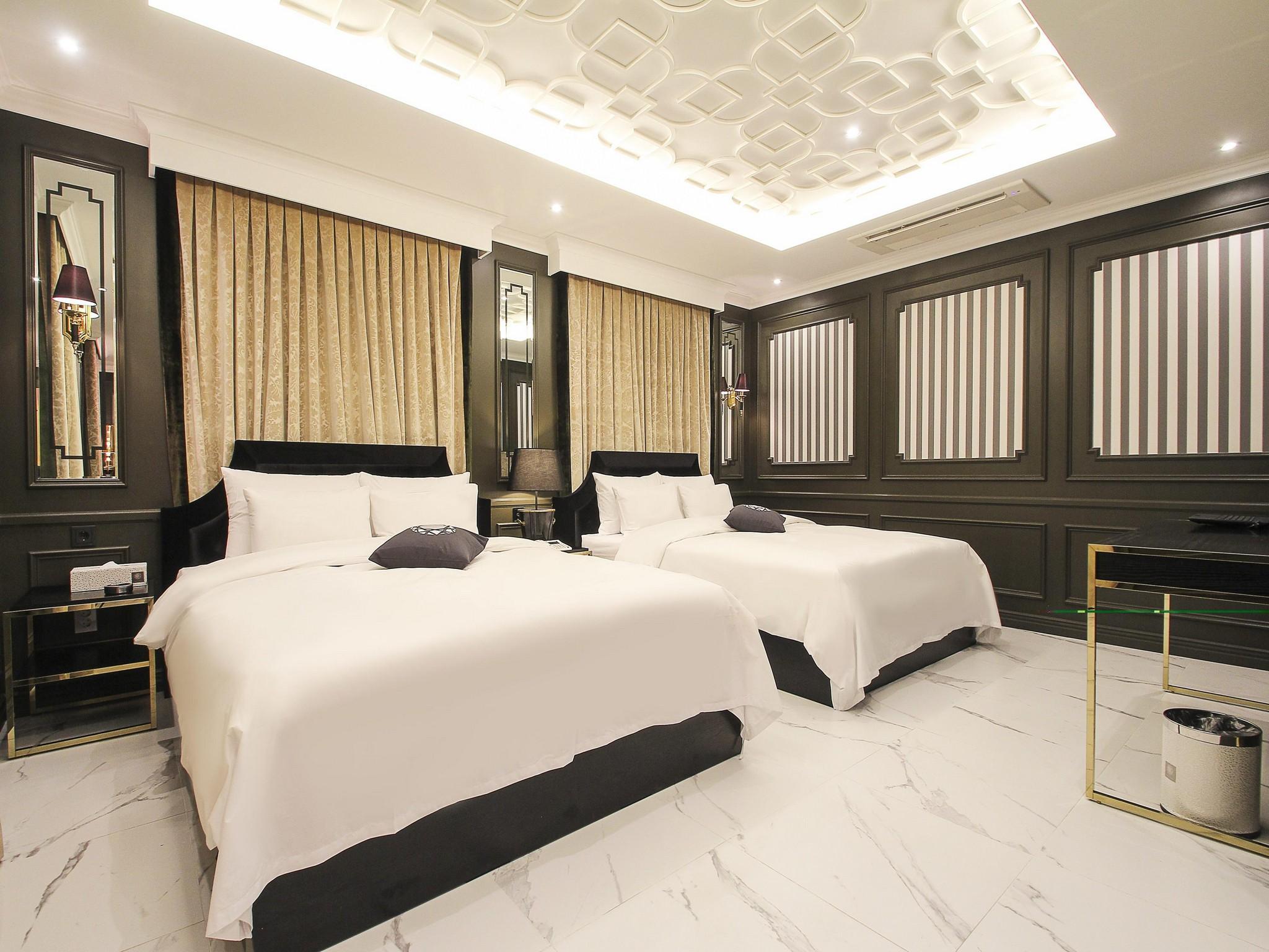 DELUXE, TWIN BEDS