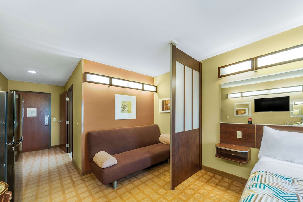 Microtel Inn And Suites Breaux Bridge 17/49