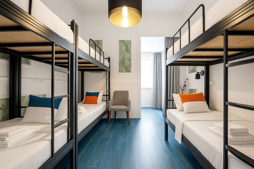 Mixed Dorm, Shared, 6 People, 3 Bunk Beds