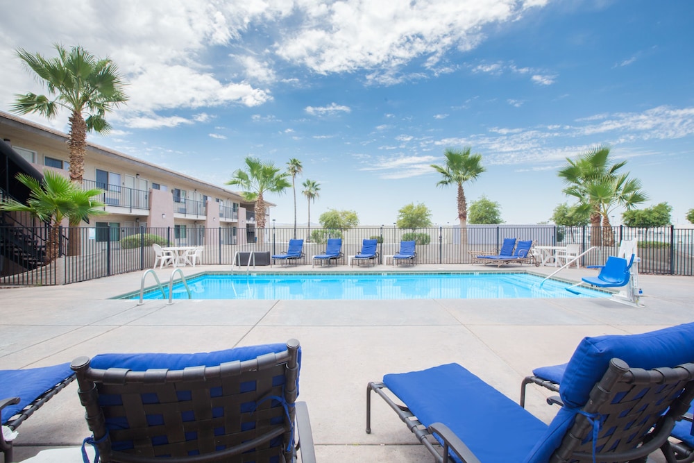 Days Inn by Wyndham Lake Havasu 7/36