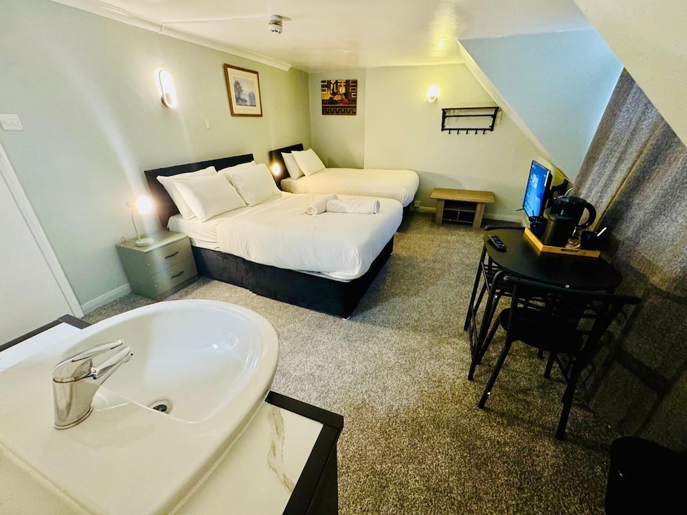 Kirkdale Hotel 18/30
