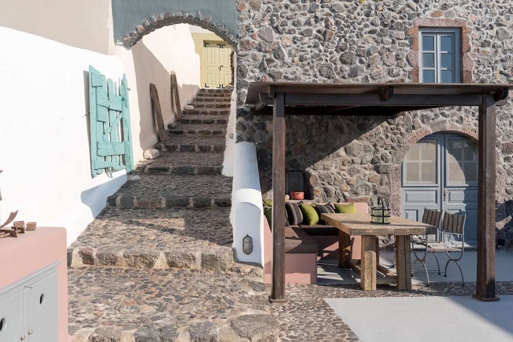 Pyrgos 1870 A Restored Winery 38/46