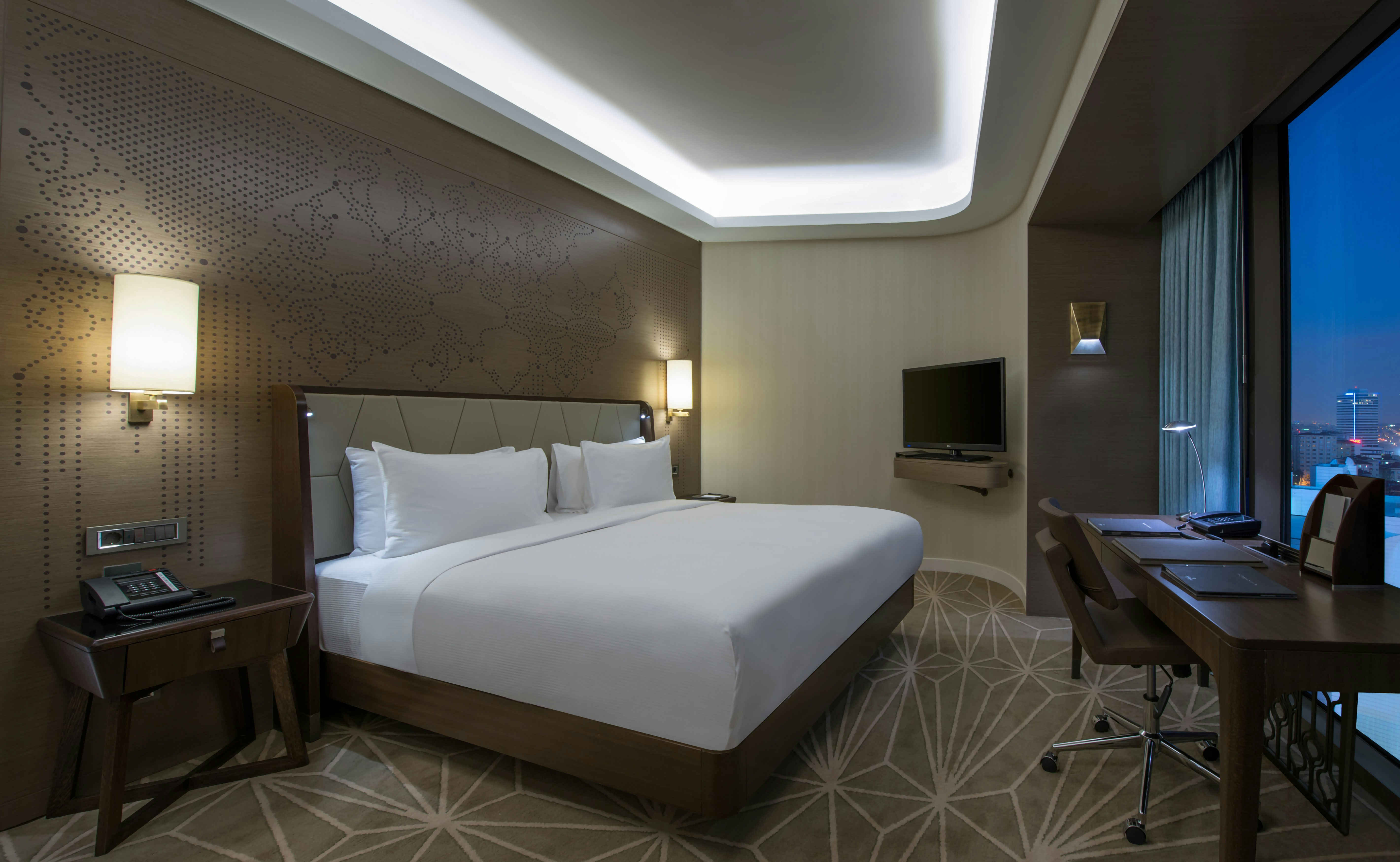 GUEST ROOM, KING BED