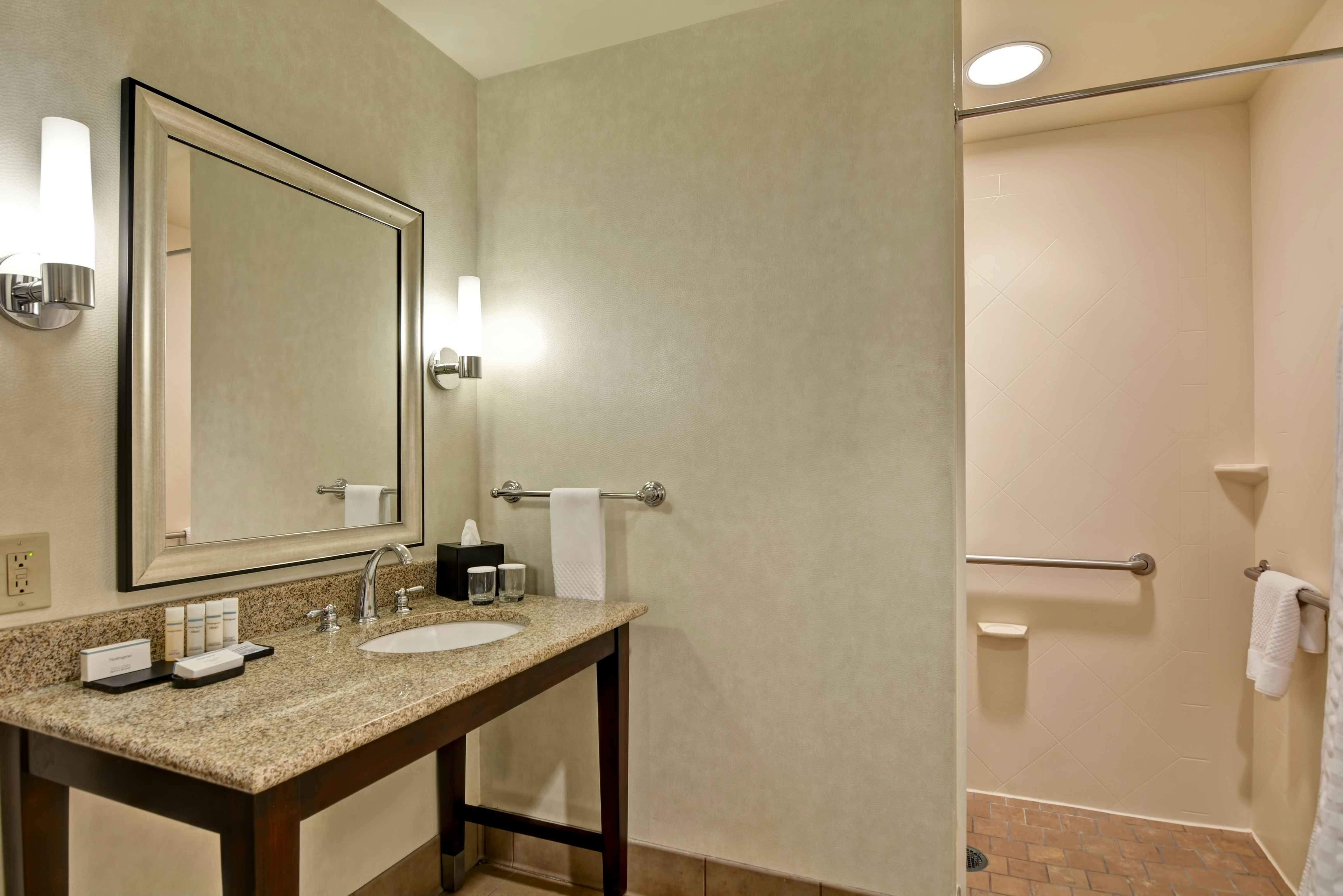 Suite, King Bed, Accessible
