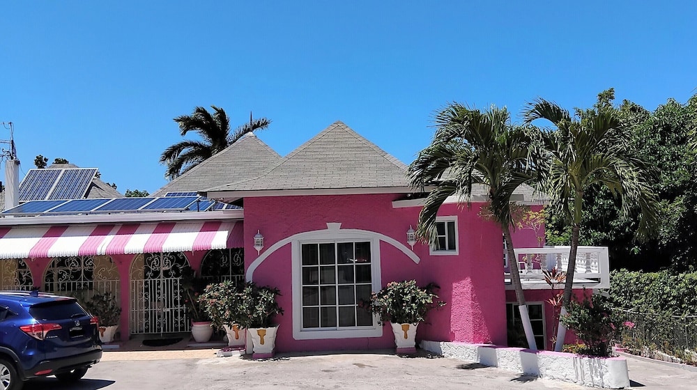 Pinkhibiscus Guest House 10/50