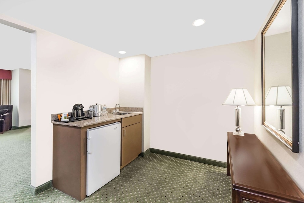 Wyndham Indianapolis Airport 10/72