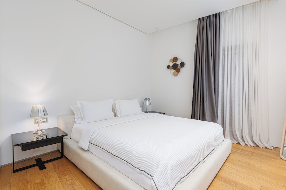 1 Bedroom, Apartment, King Bed, Sea View, Sofa 2/10