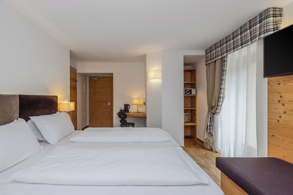 Mountain, Comfort, 1 King and 1 Single Beds، Hotel Palace Ravelli 2/4