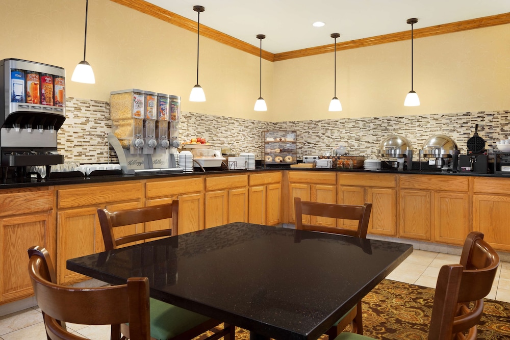 Country Inn & Suites by Radisson, Macedonia - Northfield 17/24